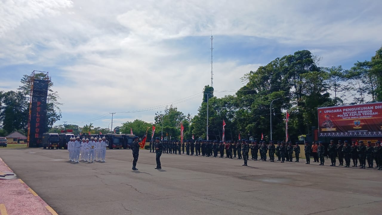 Kapolda Kukuhkan Dhuaja “Satya Ingga Mumaiga” Satbrimob Papua Tengah
