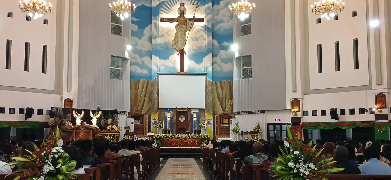 Sukacita Natal, Ribuan Umat Rayakan Misa Malam Natal di Katedral Tiga Raja Timika