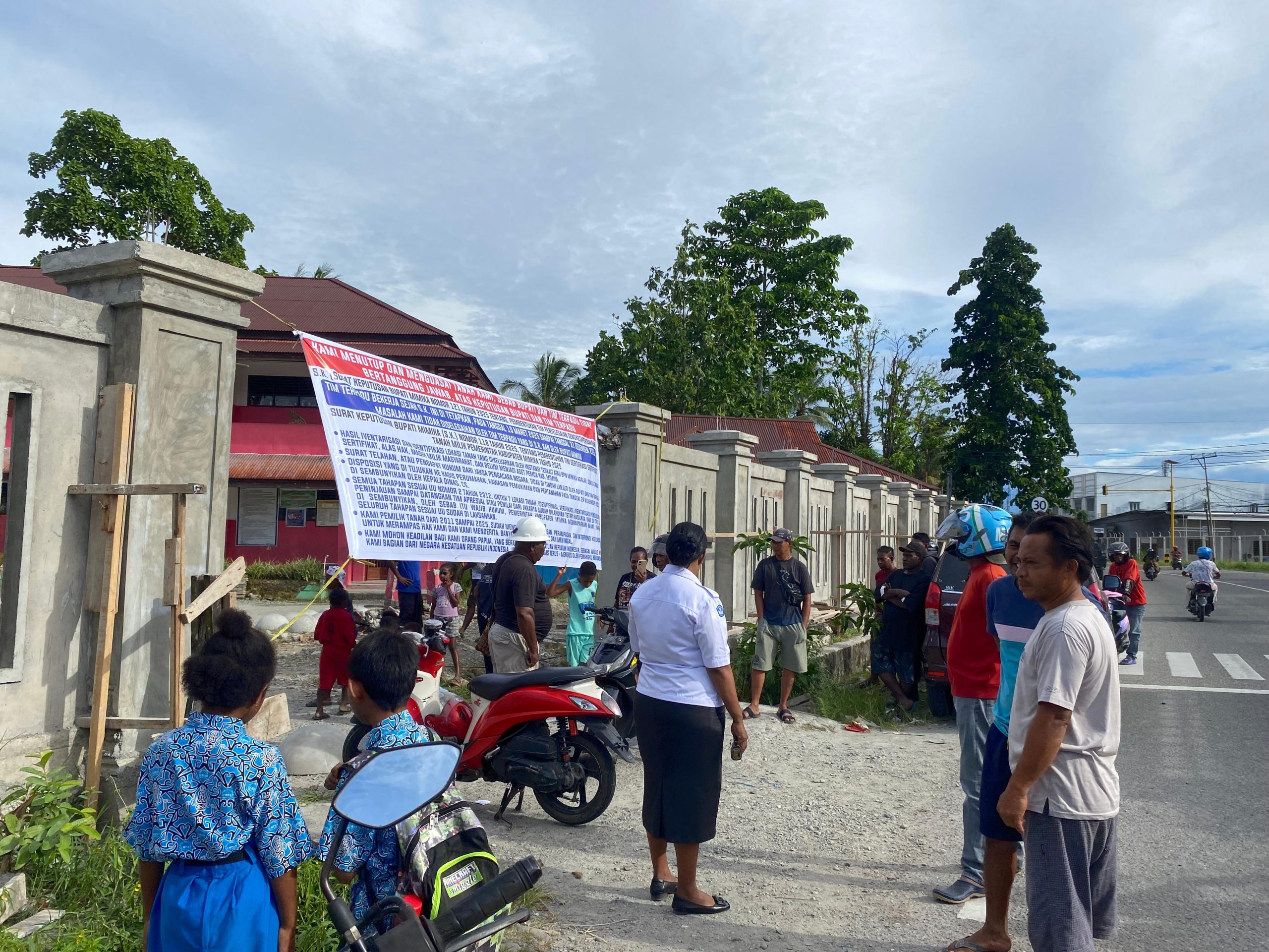 Ganti Rugi Hak Ulayat Belum Tuntas, Tiga Sekolah di Mimika Dipalang