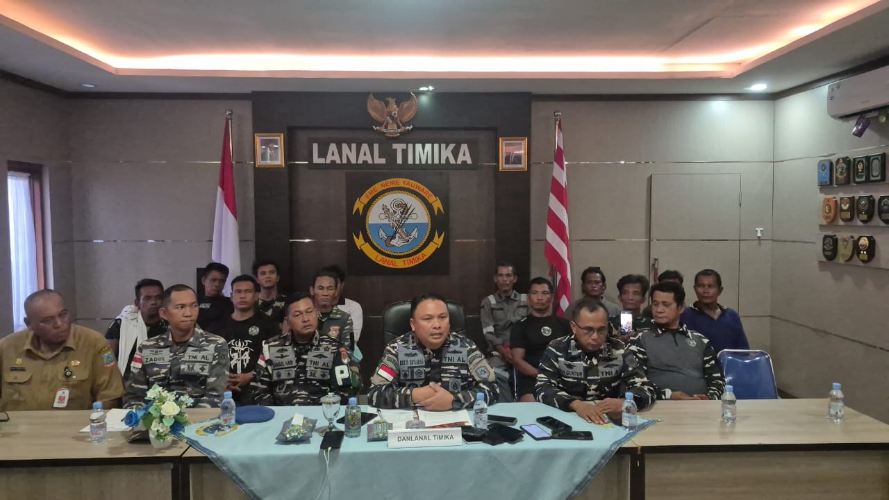 Awak KRI Banjarmasin-592 Bersama Jajaran TNI AL Timika Selamatkan 13 Penumpang KM Putra Kwantan