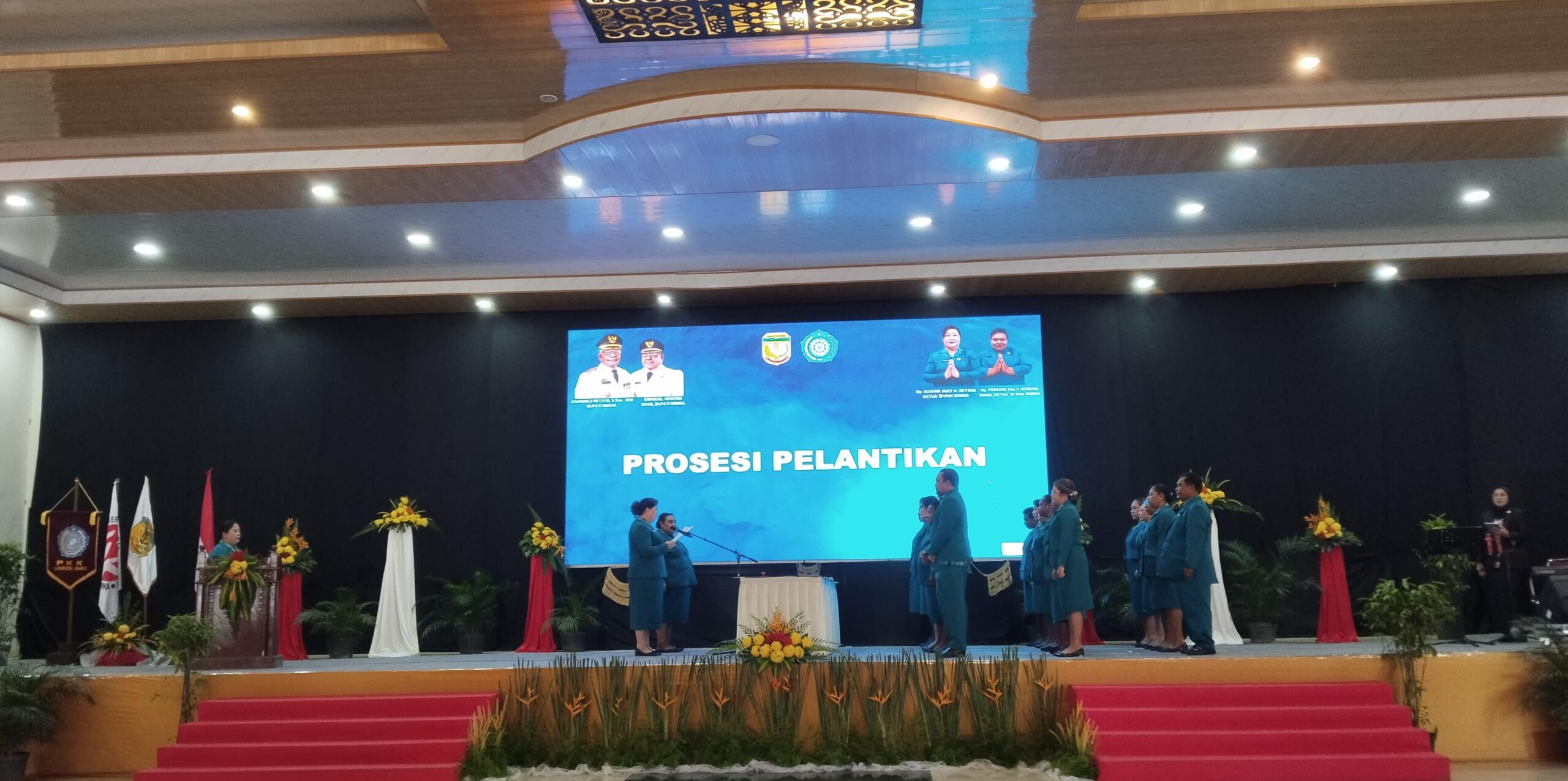 Lantik Ketua TP PKK di 18 Distrik, Suzi Rettob Tekankan Peran Kesejahteraan Keluarga