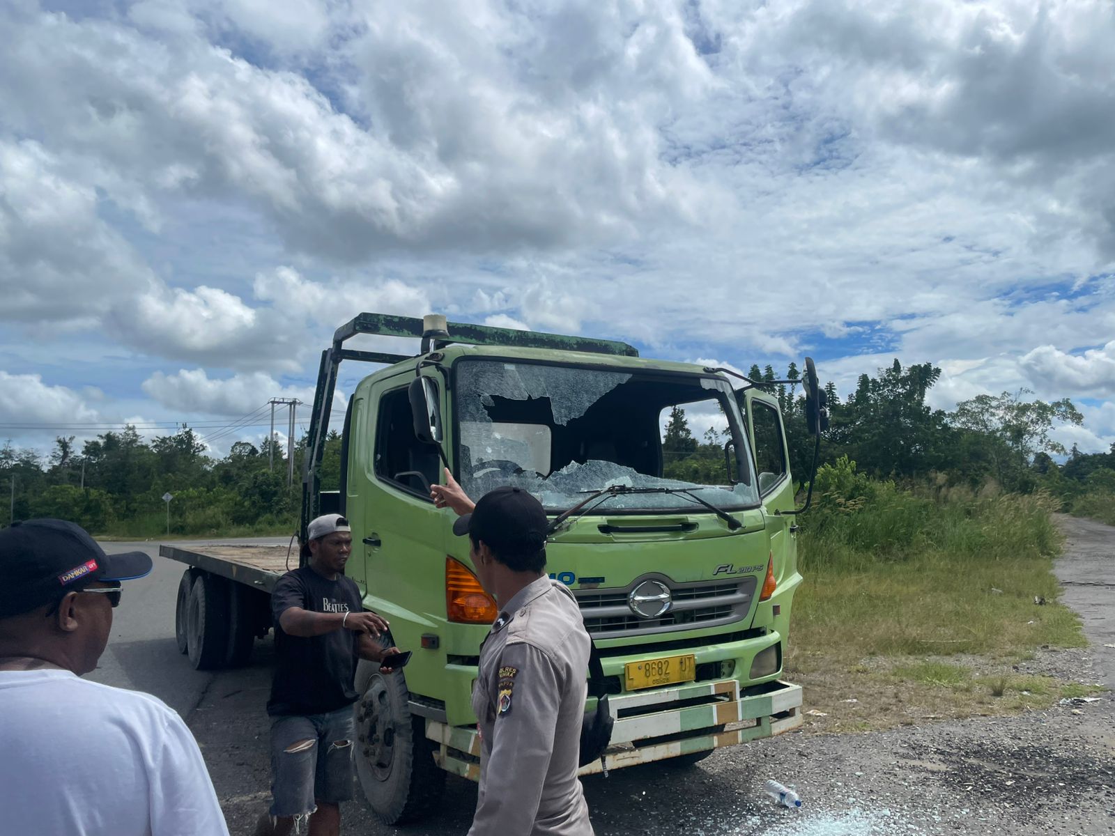 Tolak Antar Pelajar, Sopir Kontainer Dikeroyok di Jalan Logpon, Truk Dirusak
