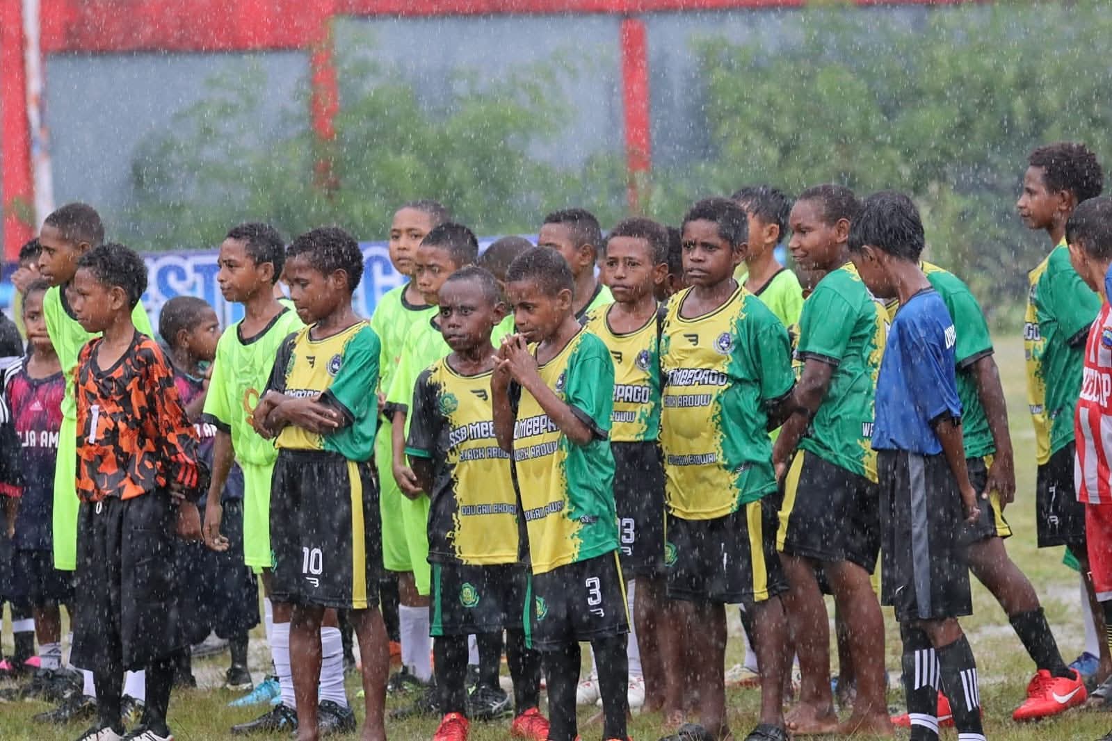Festival Grassroot Mimika Diguyur Hujan, Calon Bintang Bola Banjir Semangat
