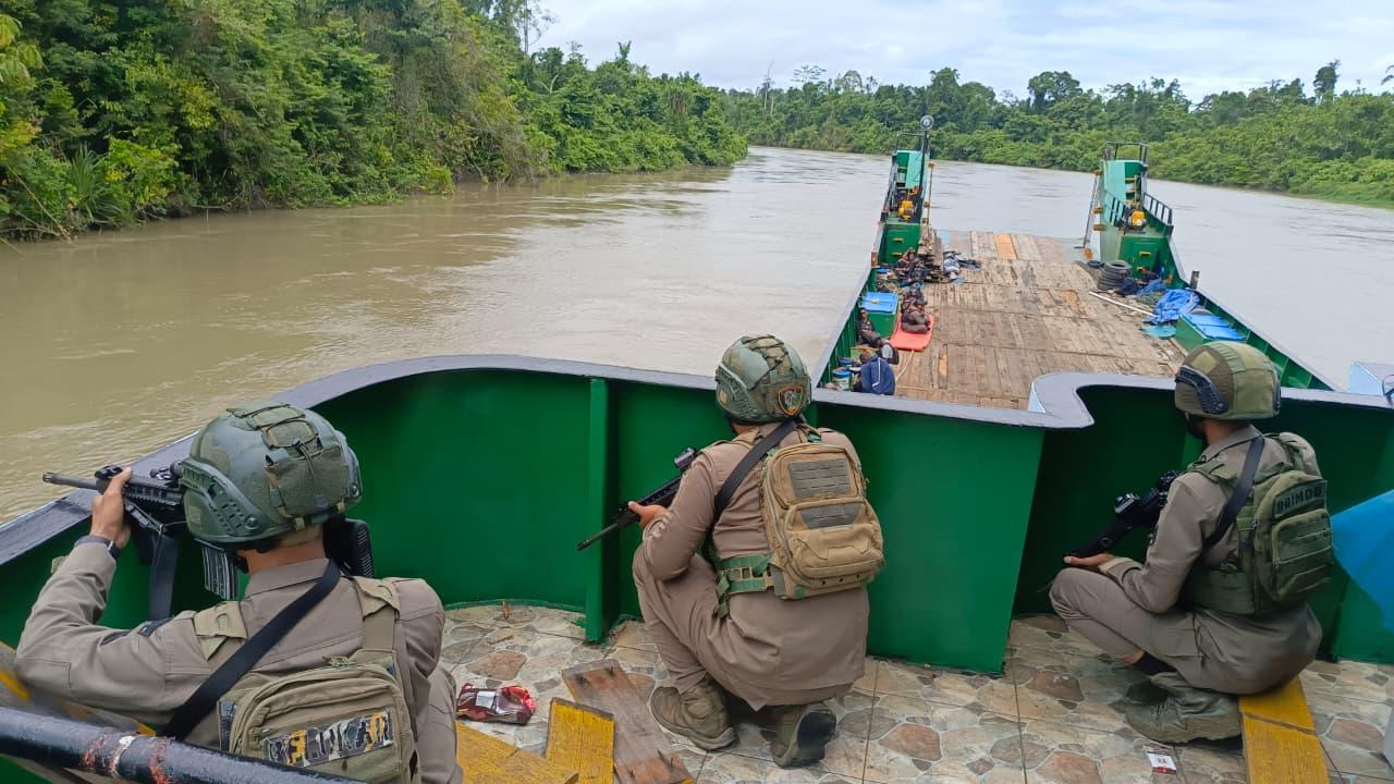 Satgas Damai Cartenz dan Polres Yahukimo Kawal 6 Kapal Logistik dan Amankan Jalur Distribusi