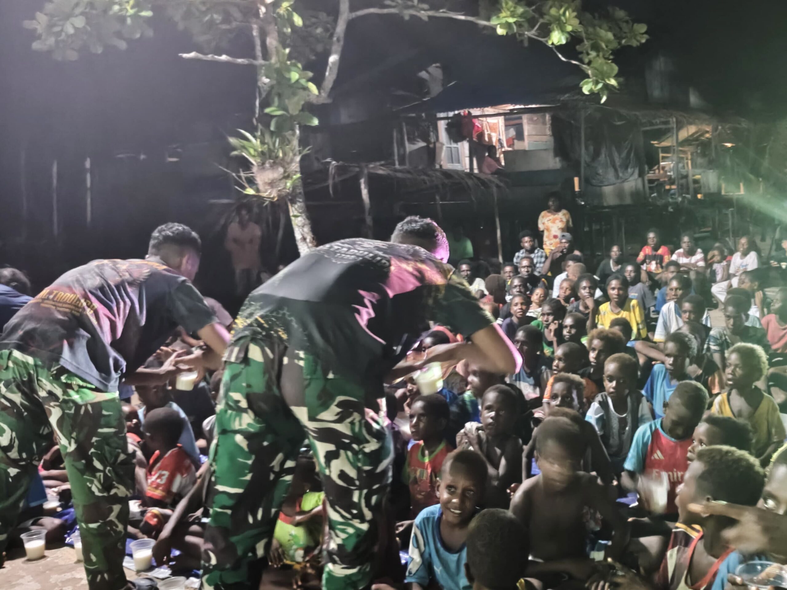 Hangatnya Malam di Keakwa, Satgas TMMD Hadirkan Film Edukasi dan Makanan Bergizi