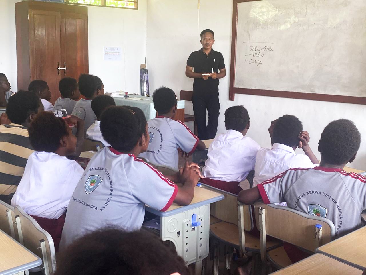 Satgas TMMD Kodim Mimika Beri Penyuluhan Bahaya Narkoba dan Lem Aibon kepada Murid SDN Naena Keakwa