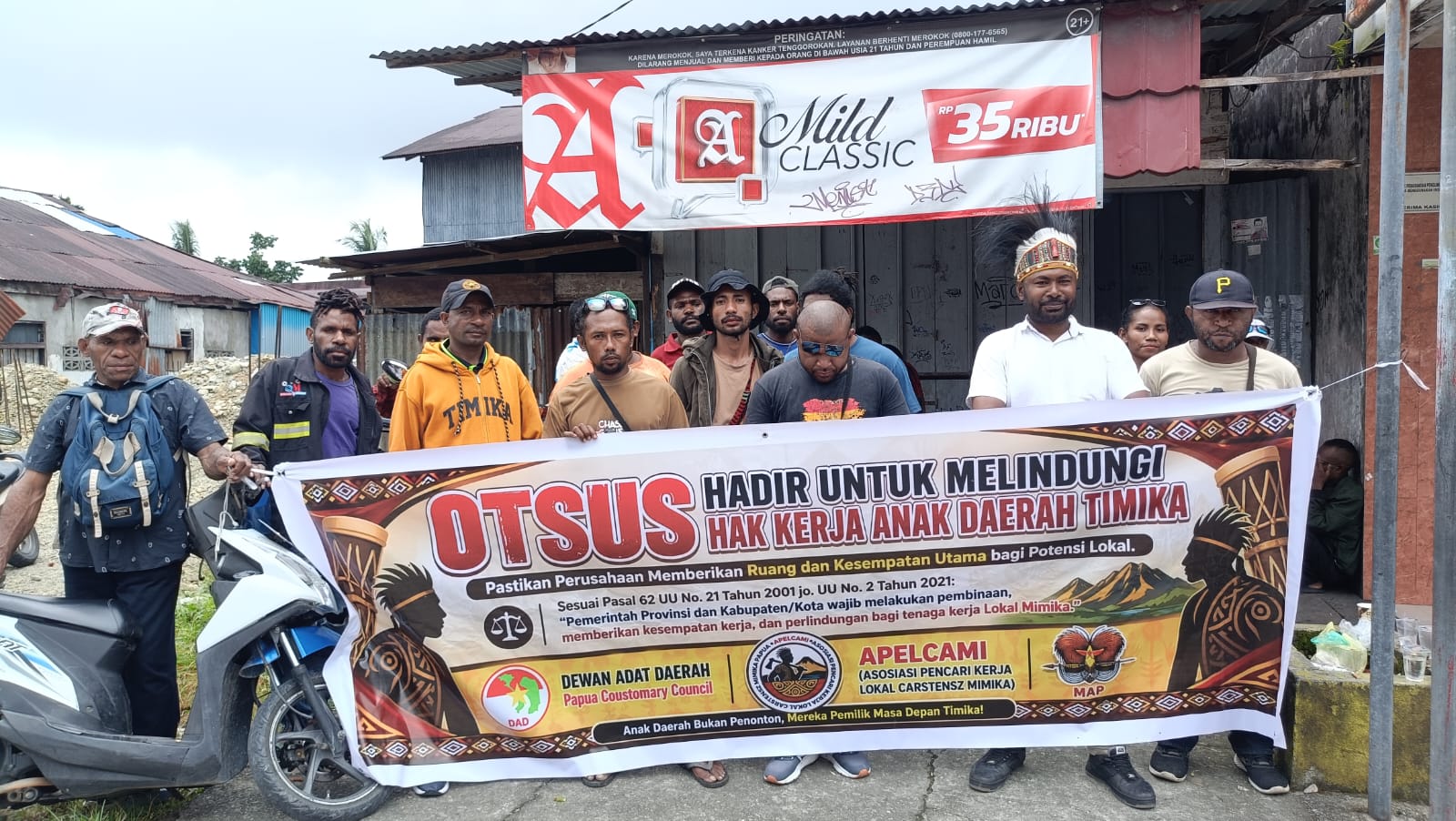 Datangkan Banyak Tenaga Kerja dari Luar, Pencaker Timika Lakukan Aksi Bisu