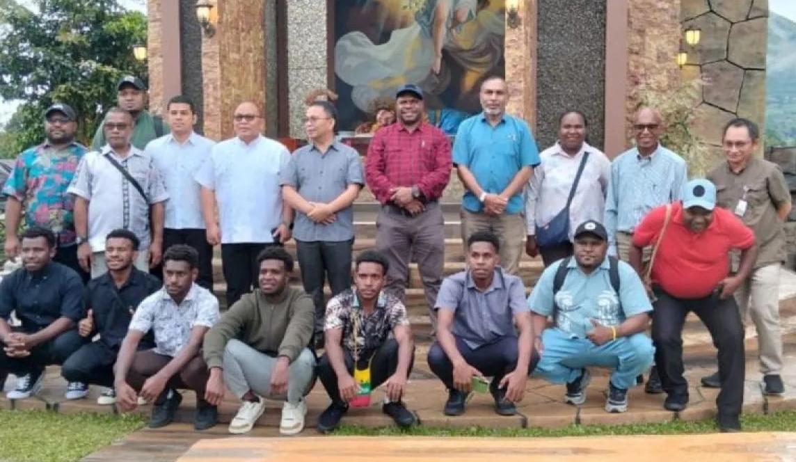 YPMAK Antar Generasi Muda Amungme dan Kamoro Meniti Jalan Imamat di Kaki Gunung Lokon