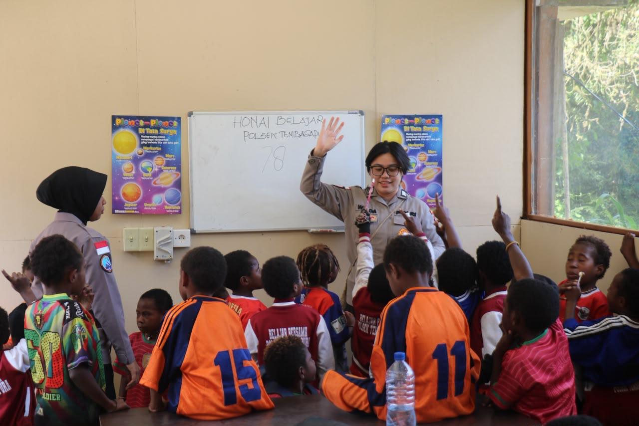 Honai Belajar Satgas Cartenz Buka Wawasan Anak-anak Tembagapura tentang Geografi dan Sains