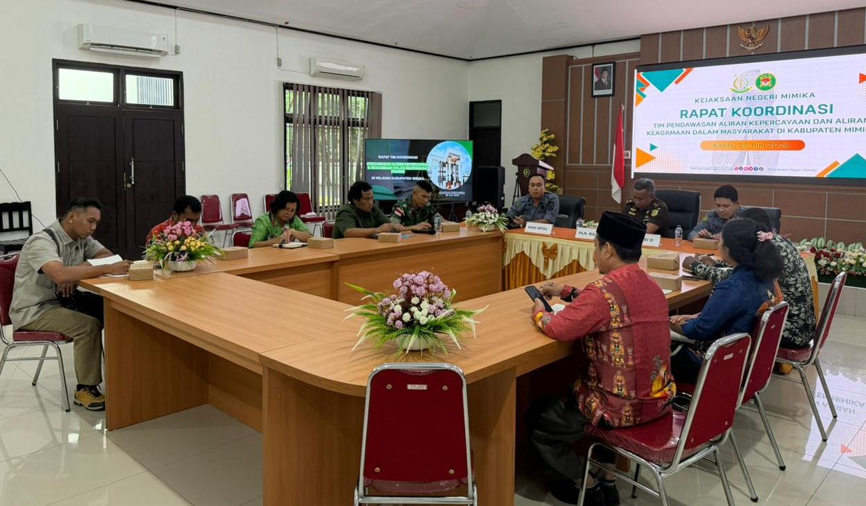 Kejari Mimika Perkuat Pengawasan Aliran Kepercayaan Lewat Rapat Tim Pakem 2026 Menulis