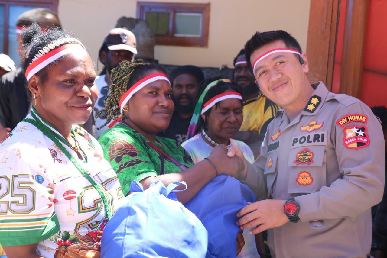 Satgas Ops Damai Cartenz Berbagi Sembako dan Perlengkapan Sekolah di Tembagapura