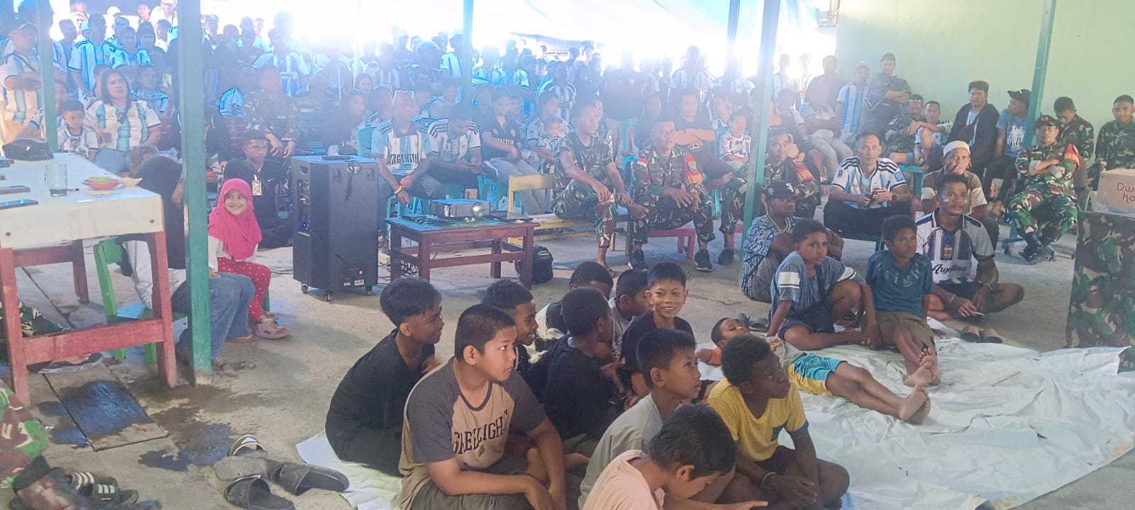 Anak-anak hingga Orang Dewasa Antusias Ikuti Nobar Piala Dunia Bersama Kodim Mimika