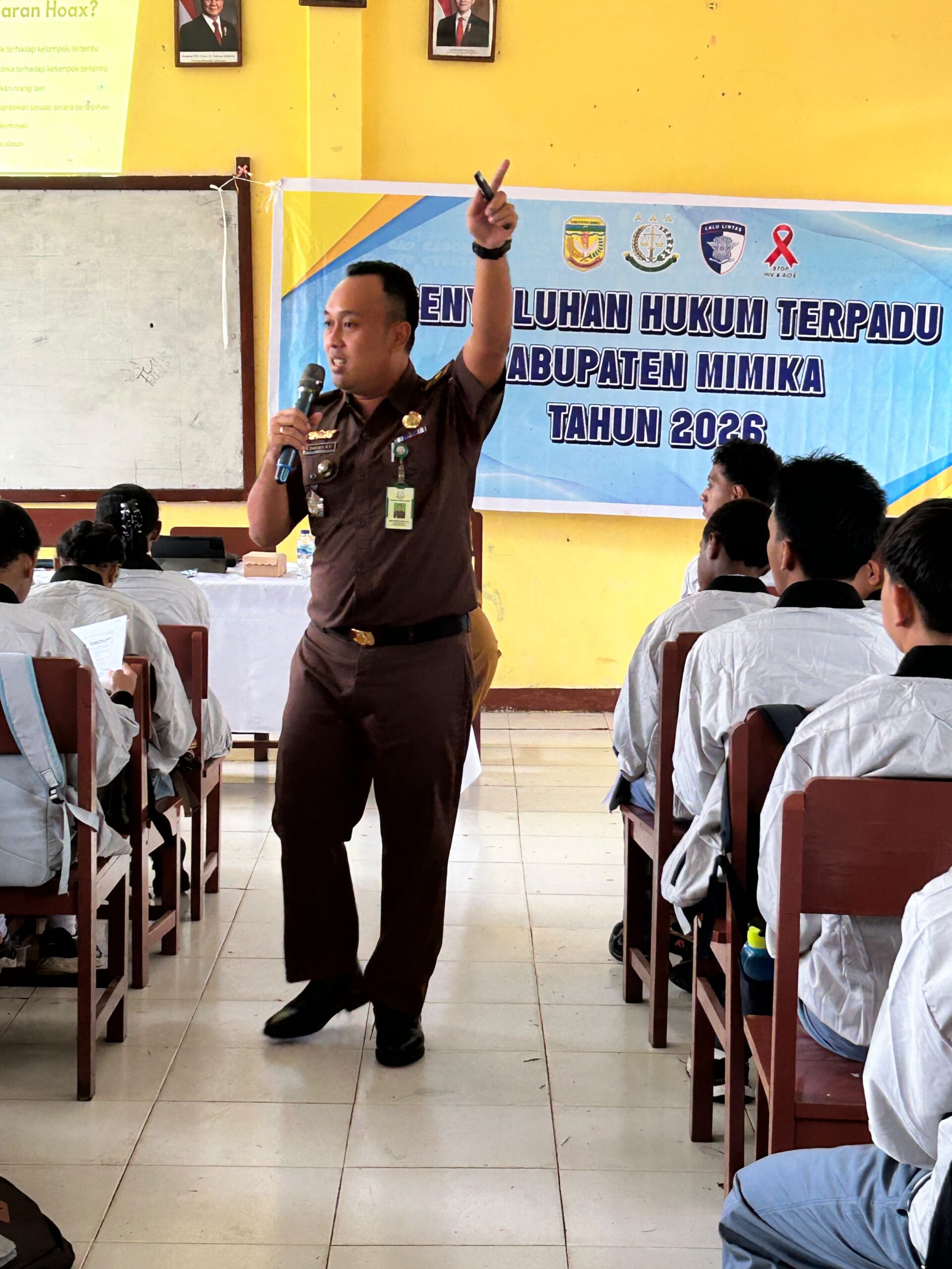 Kejari Mimika Edukasi Pelajar SMA Negeri 4 Bijak Bermedia Sosial dan UU ITE