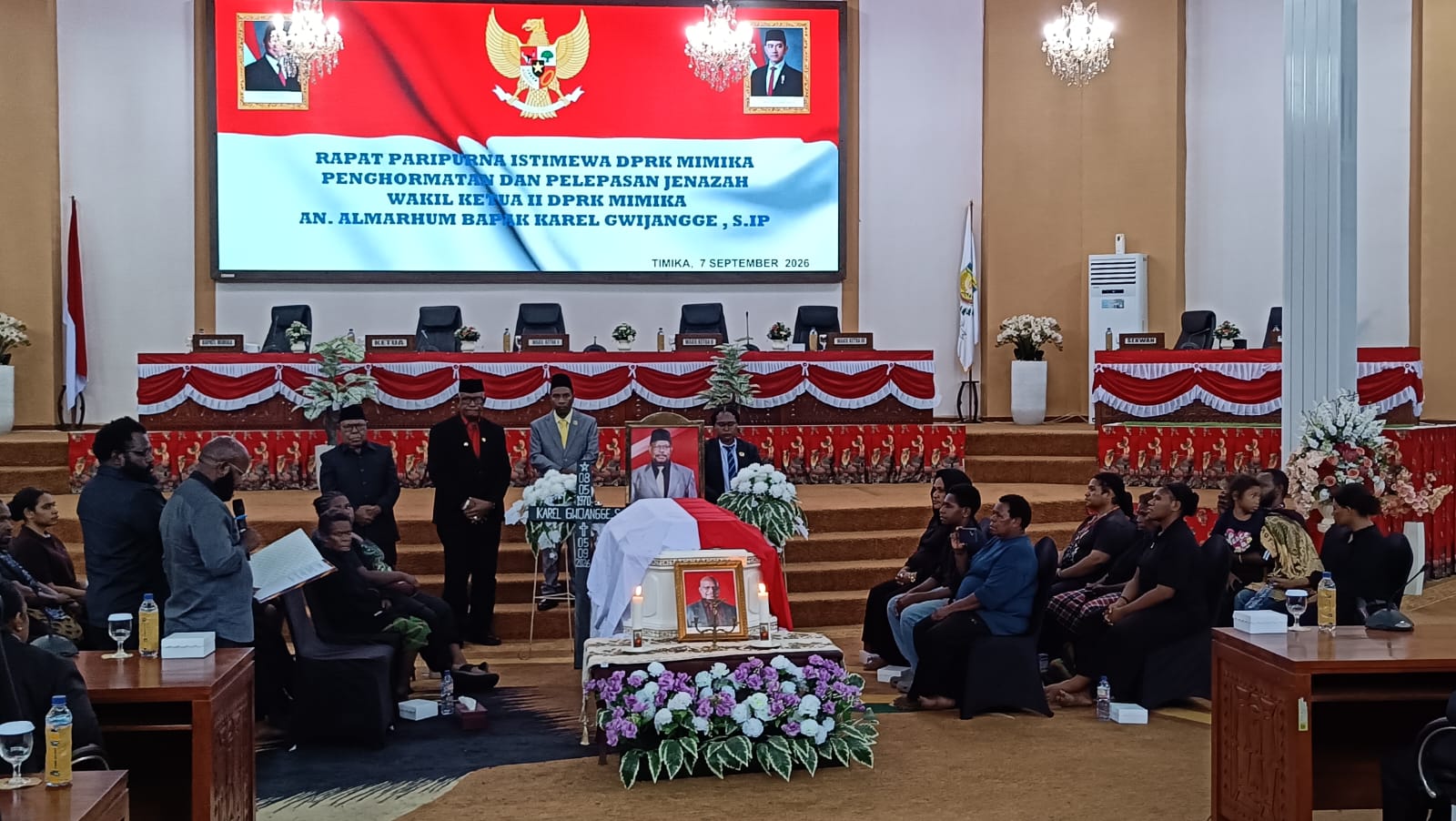 Jejak Pengabdian Karel Gwijangge Diiringi Tangis Keluarga, DPRK Gelar Paripurna Pelepasan Jenazah