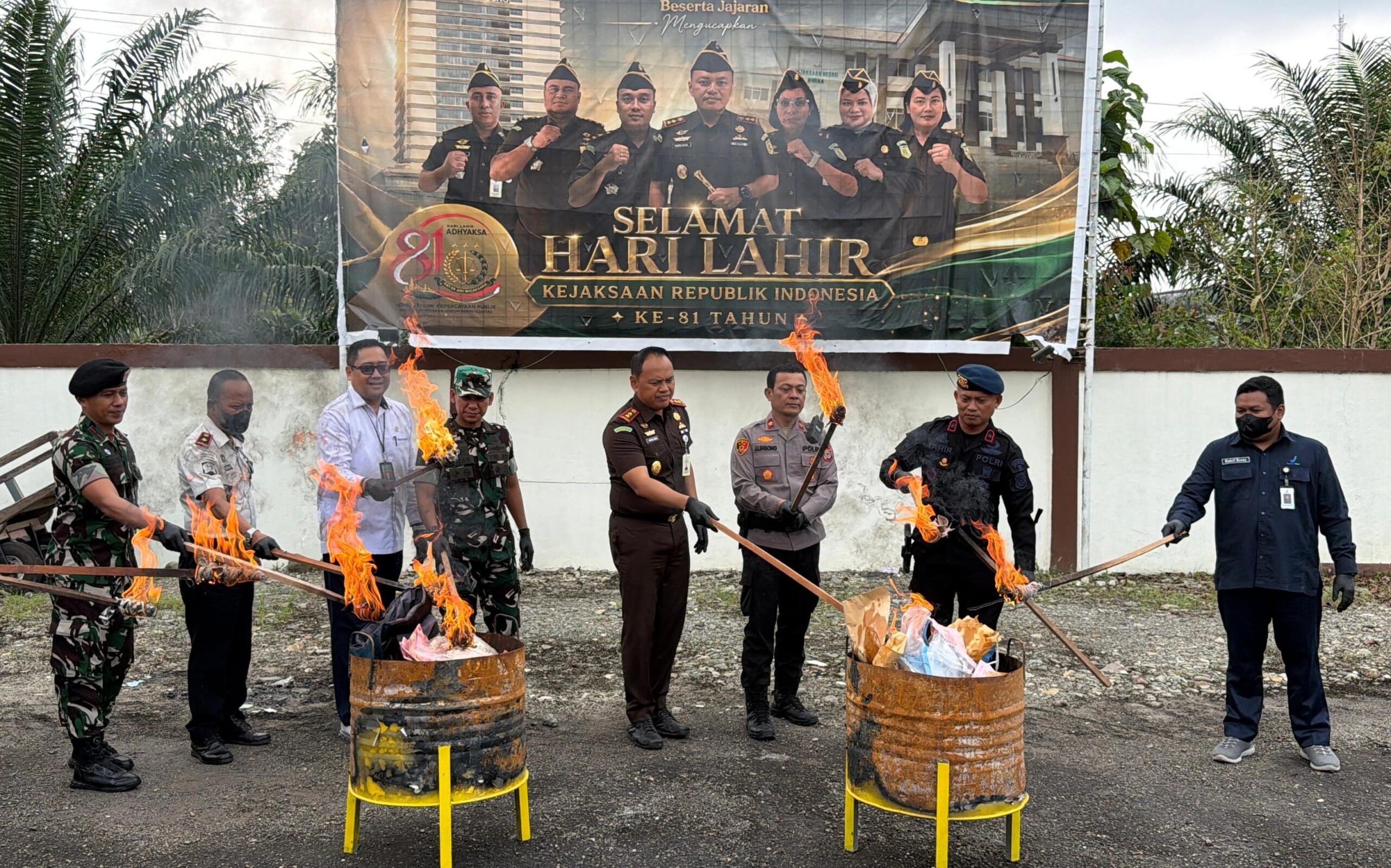 Kejari Mimika Musnahkan Barang Bukti Narkoba dan Uang Palsu dari 19 Perkara